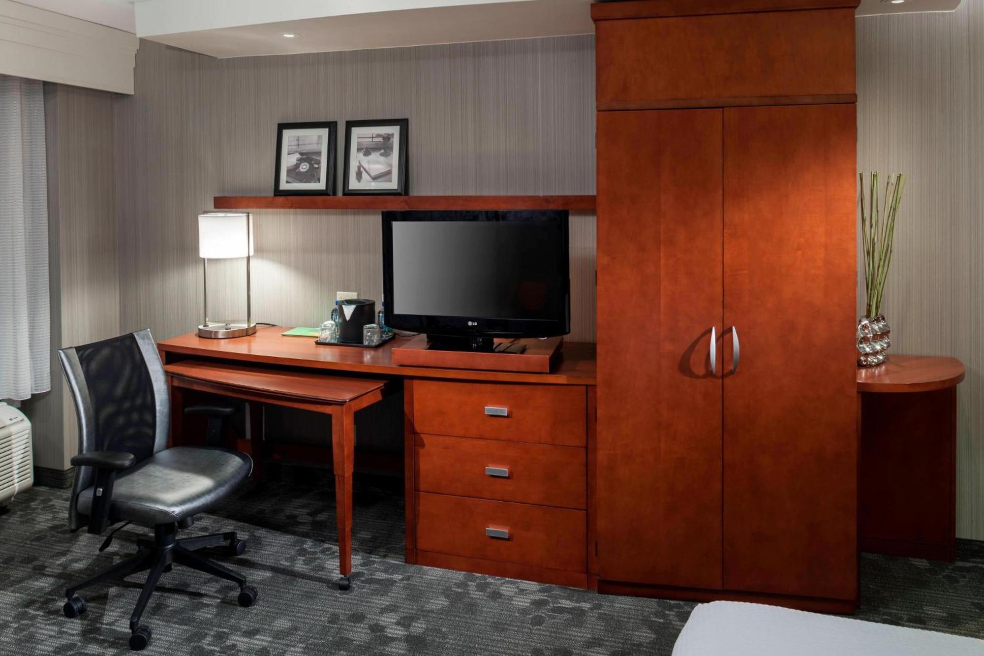 Courtyard By Marriott Seattle Kirkland Hotel Exterior photo